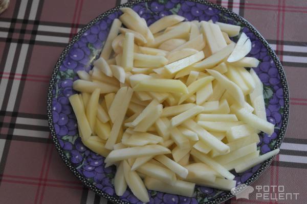 Нарезанный соломкой картофель