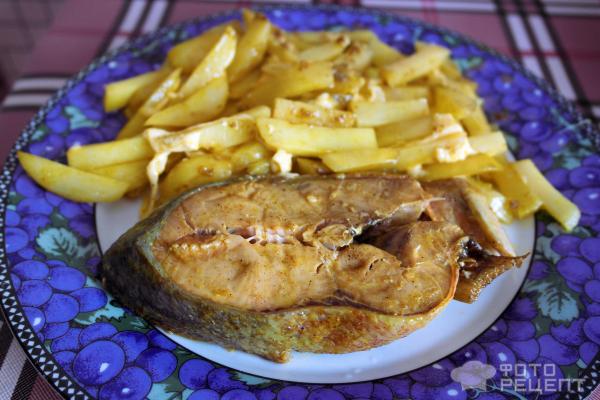 Готовое блюдо - запеченая рыба с картофелем