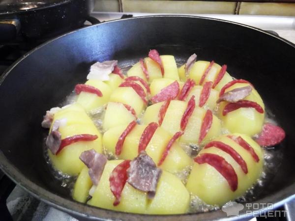Тушеный картофель с копченой колбасой в сковороде фото