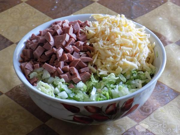 Салат с пекинской капустой, колбасой и сухариками - рецепт с фото