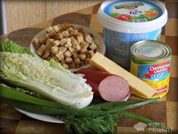 Салат с кукурузой, колбасой и сухариками