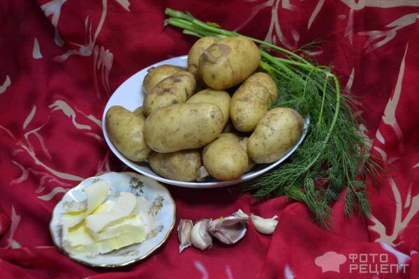 Мелкая молодая картошка на сковороде фото