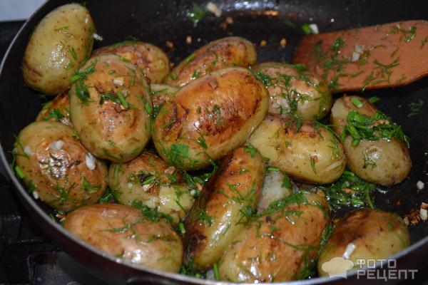 Мелкая молодая картошка на сковороде фото