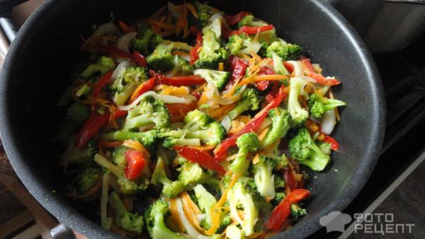 Салат из фунчезы, брокколи и овощей фото