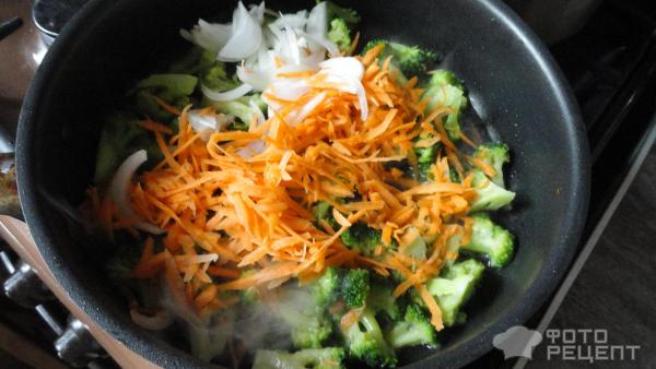 Салат из фунчезы, брокколи и овощей фото