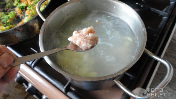 Суп из брокколи с мясными фрикадельками фото