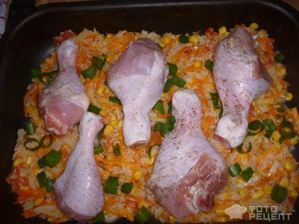 Запеченные куриные ножки с рисом и овощами фото