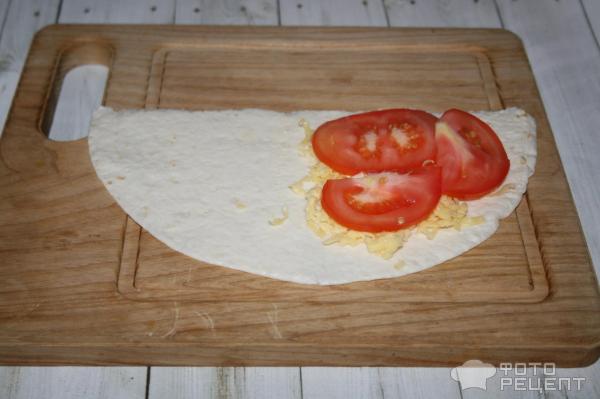 тортилья с сыром и помидорами