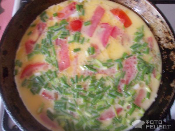 Омлет с томатами, зеленью и плавленным сыром фото