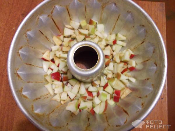 Шарлотка с яблоками из бисквитного теста фото