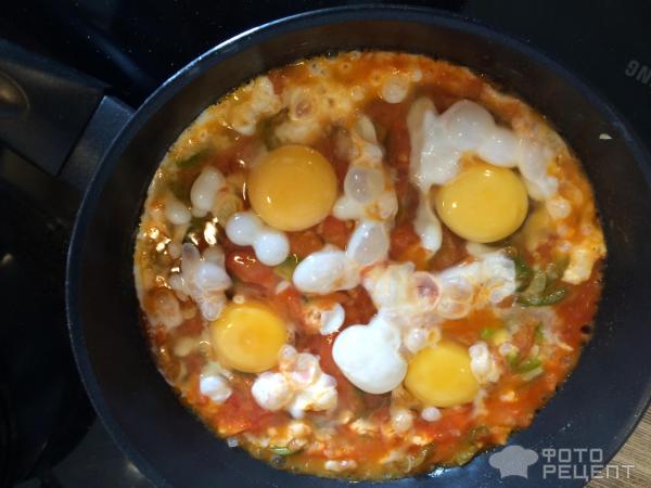 Рецепт: Яичница с овощами и томатным соусом - тушёная