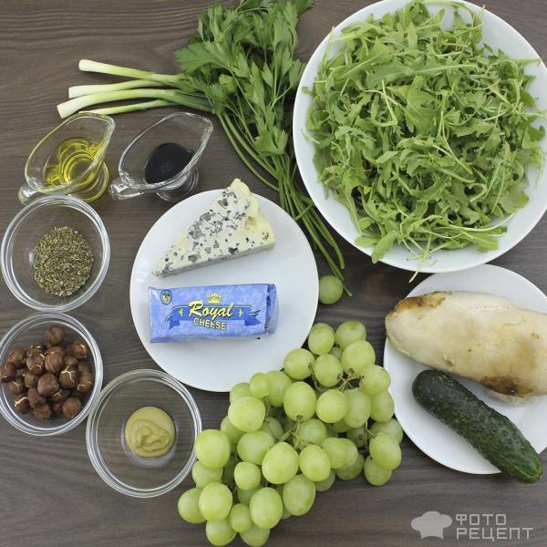 Салат с сыром с плесенью, грудкой-гриль и рукколой фото