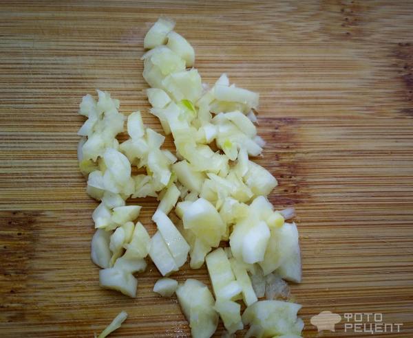 Салат с фасолью и чесноком
