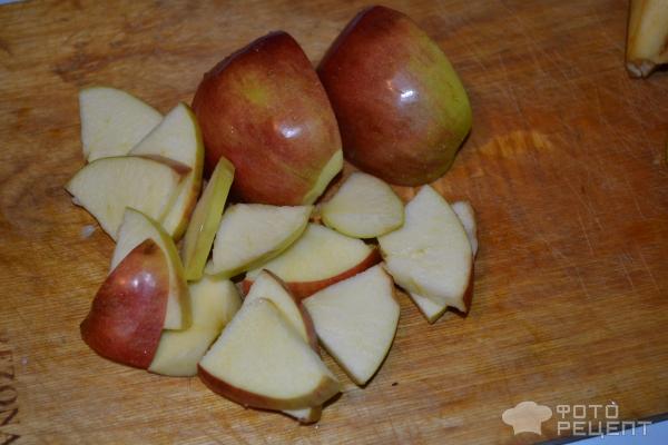 Компот из вишни и яблок с листиками мяты фото