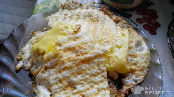 Жареное на сковороде-гриль яйцо
