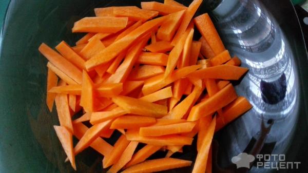 Нарезанная соломкой морковь