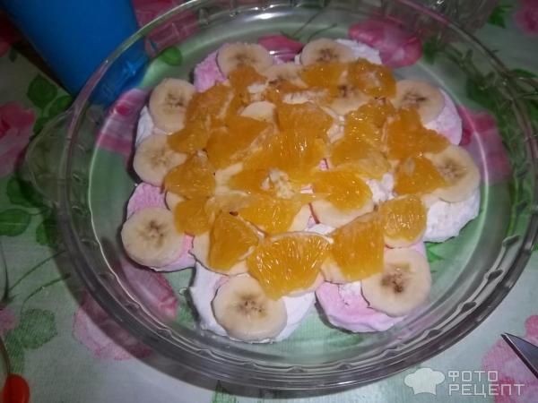 Десерт из зефира с бананом, апельсином и желейными конфетами фото