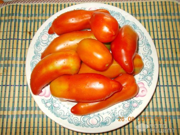Маринованные помидоры с морковной ботвой фото