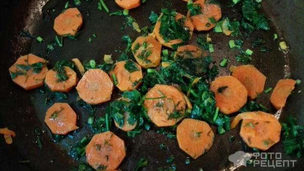 Суп с курицей и овощами: морковь с зеленью