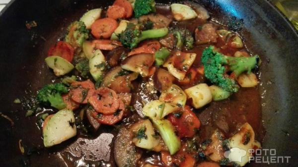 Суп с курицей и овощами: овощи чуть тушу в томатном соусе