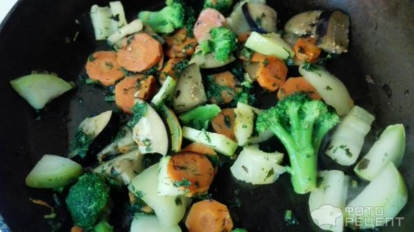 Суп с курицей и овощами: обжариваю овощи