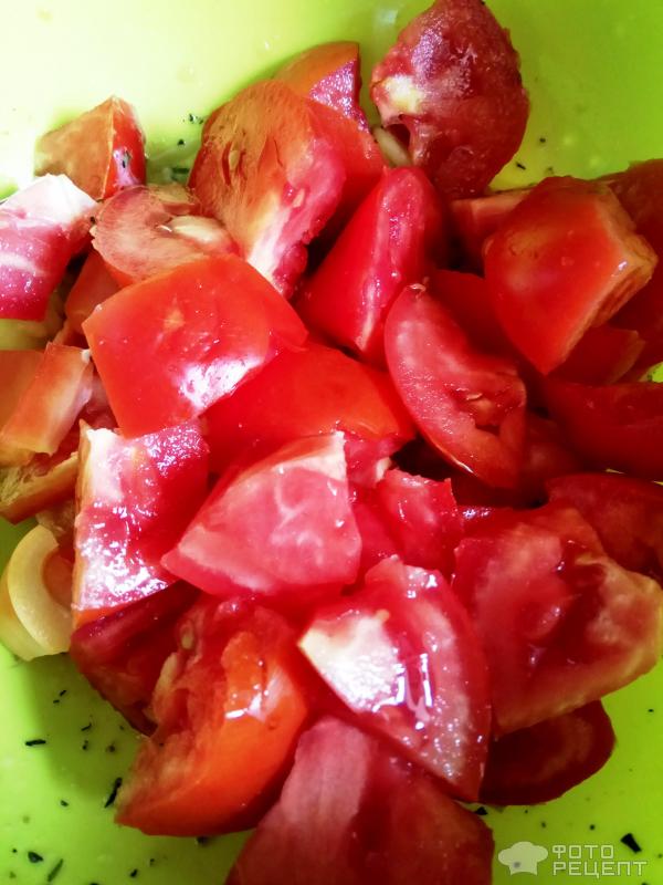 Салат из перцев и помидор с интересной заправкой фото