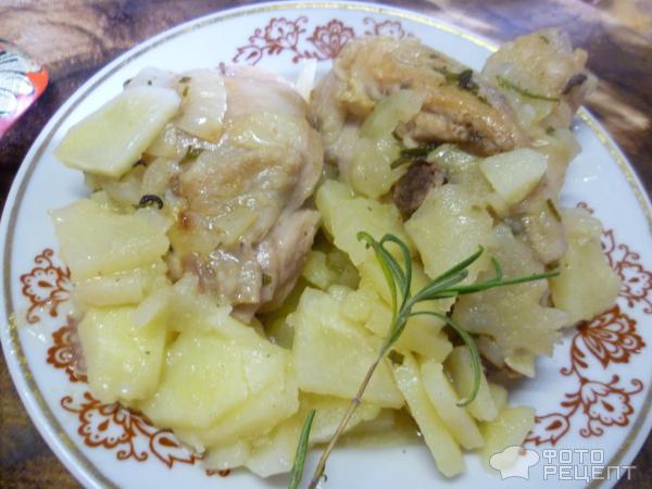 Куриные бедрышки в горшочке фото