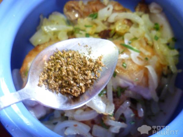 Куриные бедрышки в горшочке фото