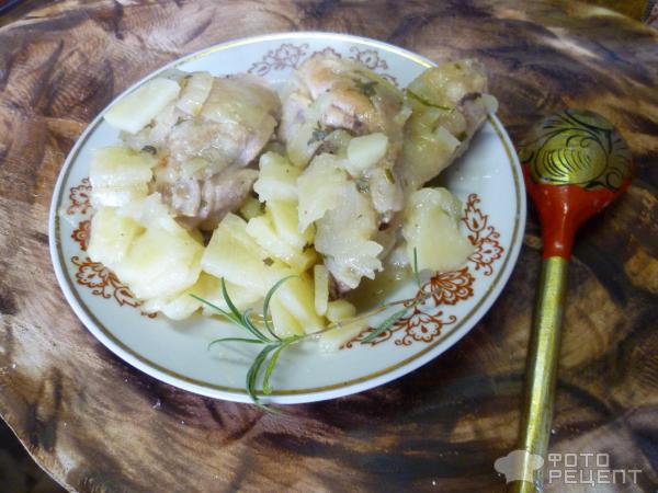 Куриные бедрышки в горшочке фото