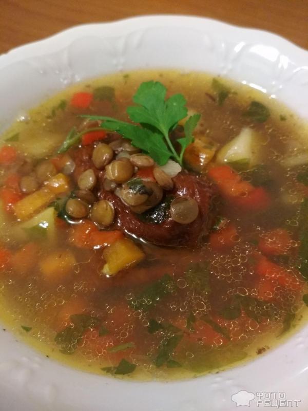 Чечевичный суп с копченостями фото