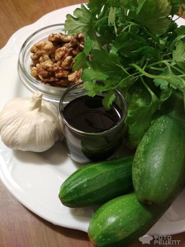 Салат из кабачков с грецкими орехами фото