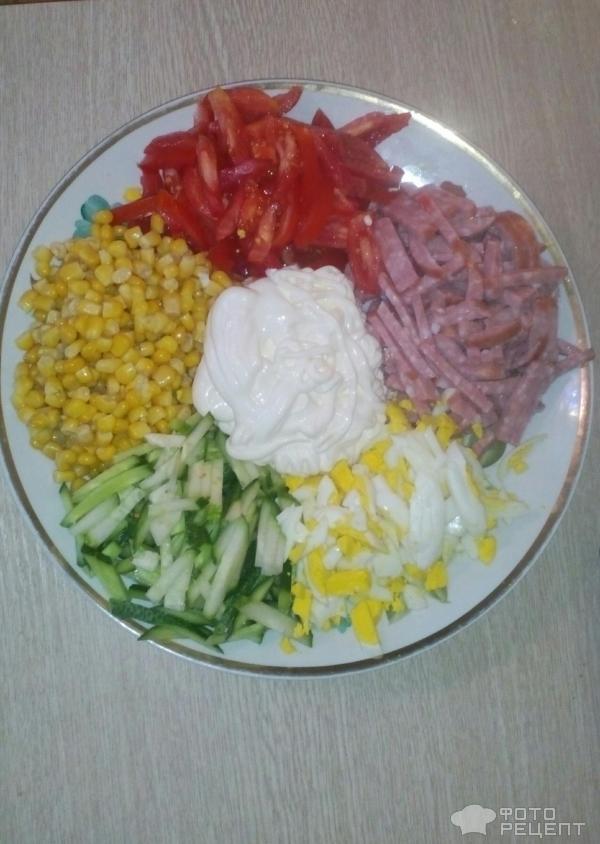 Грузинский салат с колбасой, помидорами и сыром