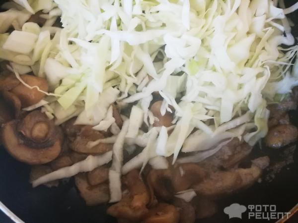 Пирог-конверт с капустой и грибами фото
