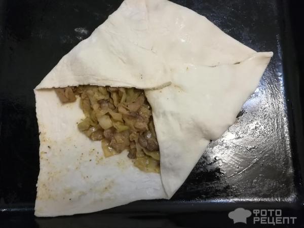 Пирог-конверт с капустой и грибами фото