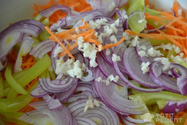 Острый салат с жареными баклажанами фото