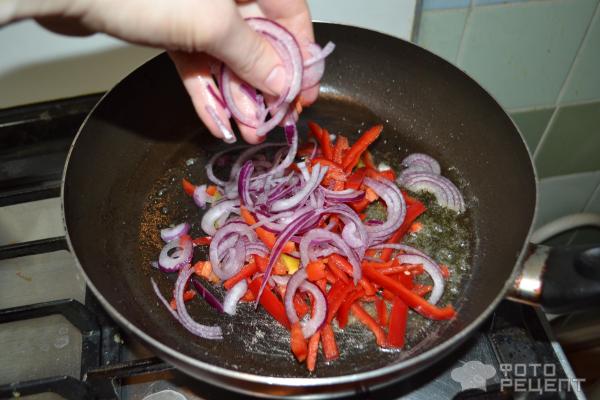 Салат с красным перцем и красным луком фото