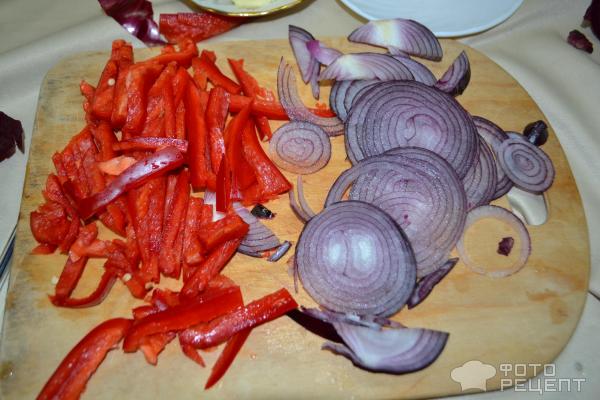 Салат с красным перцем и красным луком фото