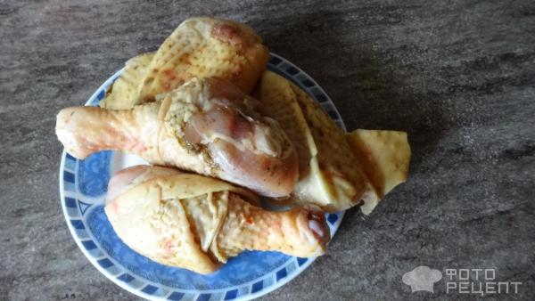 Мясо домашней курицы с красным гарниром фото
