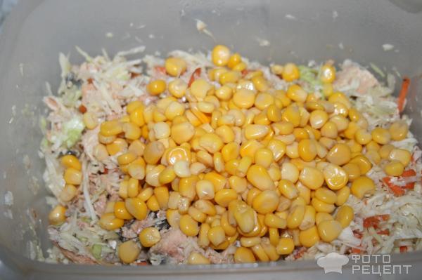 Салат из консервированной горбуши с кукурузой