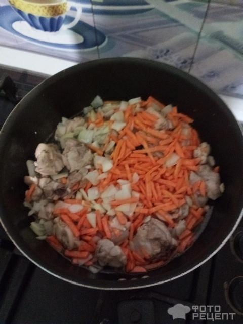 Обжаренное мясо, лук и морковь