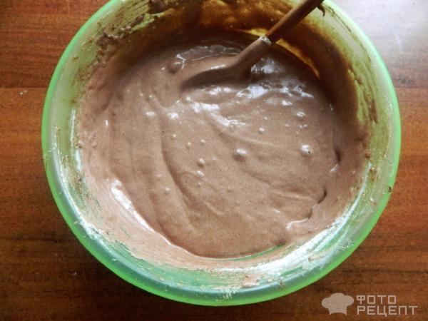 Шоколадный бисквит с масляно-сгущенным кремом фото