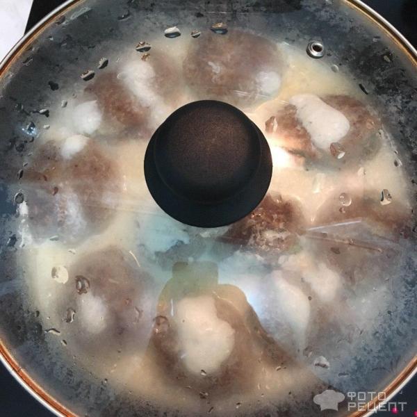 Тефтели под сметанно-чесночным соусом на сковороде фото