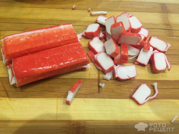 Салат из крабовых палочек и креветок с помидорами черри и каперсами — рецепт с фото пошагово