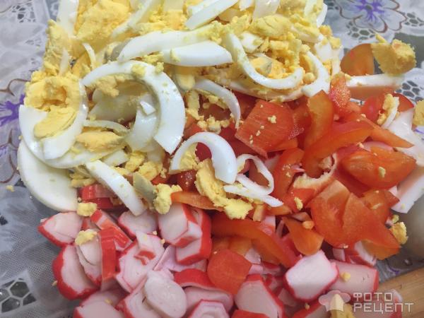 Рецепт Салат с креветками, крабовыми палочками и сыром