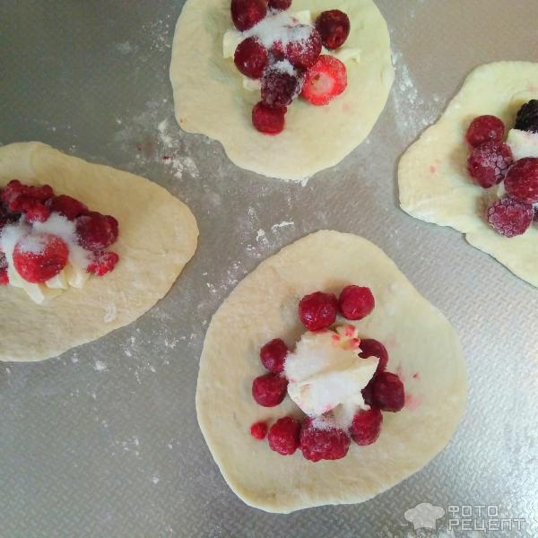 Пирожки с ягодами и сливочным сыром фото