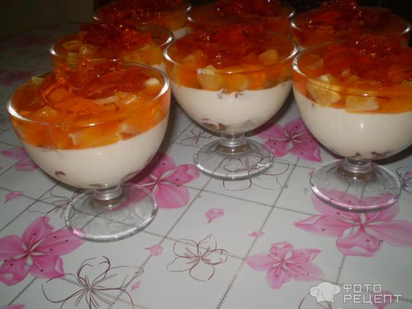 Желейно-сметанный десерт с свежими фруктами