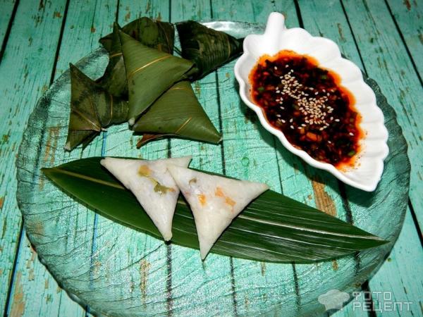 Цзунцзы - рис с начинкой, в бамбуковых листьях фото