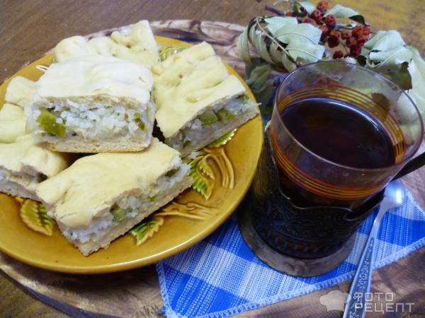 Пирог с рисом и солеными огурцами фото