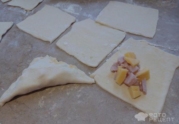 Рецепт Ветчина с сыром в слоеном тесте фото