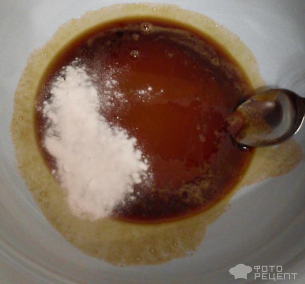 Мед переложить в емкость и разогреть на плите (не кипятить), добавить соду и размешать.